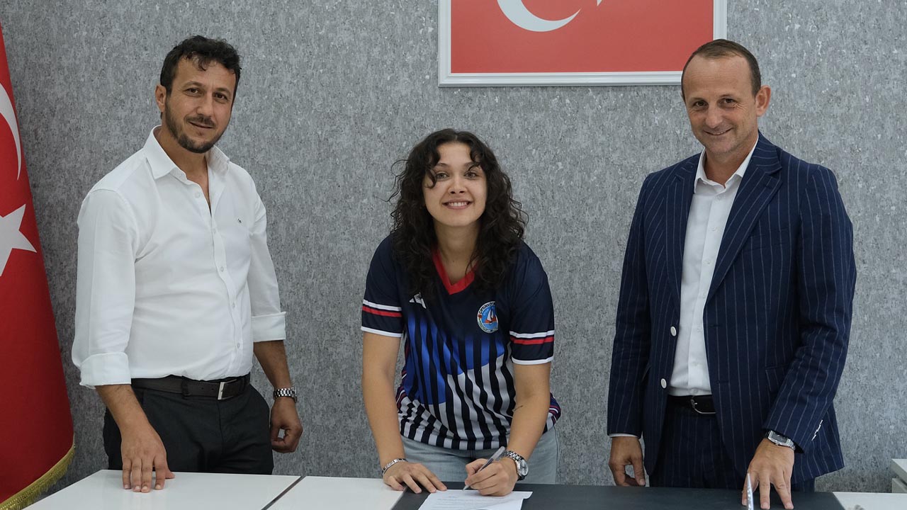 Yalova Ciftlikkoy Belediyespor Voleybol Takim Baskan Antrenor Kondisyoner Imza Yeni Sezon Basari Dilegi (8)