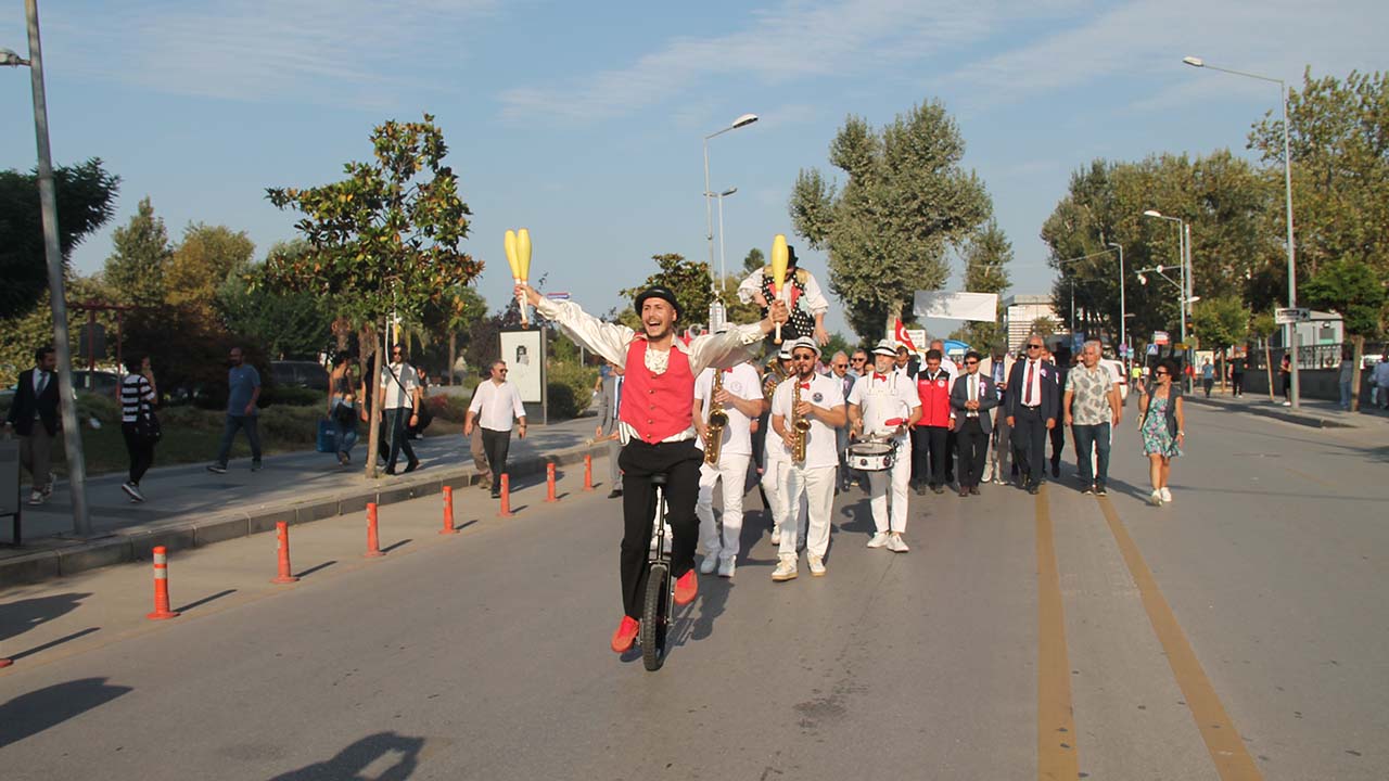 Yalova Aronya Festival Diyanet Isleri Baskan Val Kurum Kurulus Temsilci Ataturk Bahce Festival Acilis Kortej Yuruyus (15)