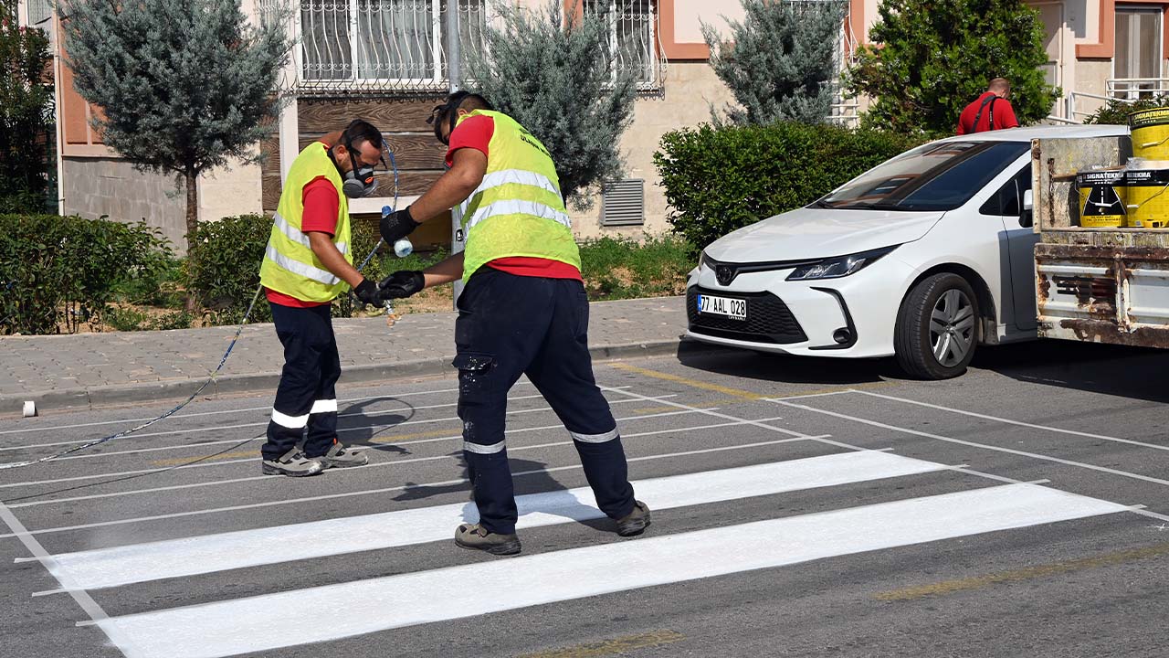 Yalova Belediye Ekip Personel Okul Yaya Gecit Boyama (3)