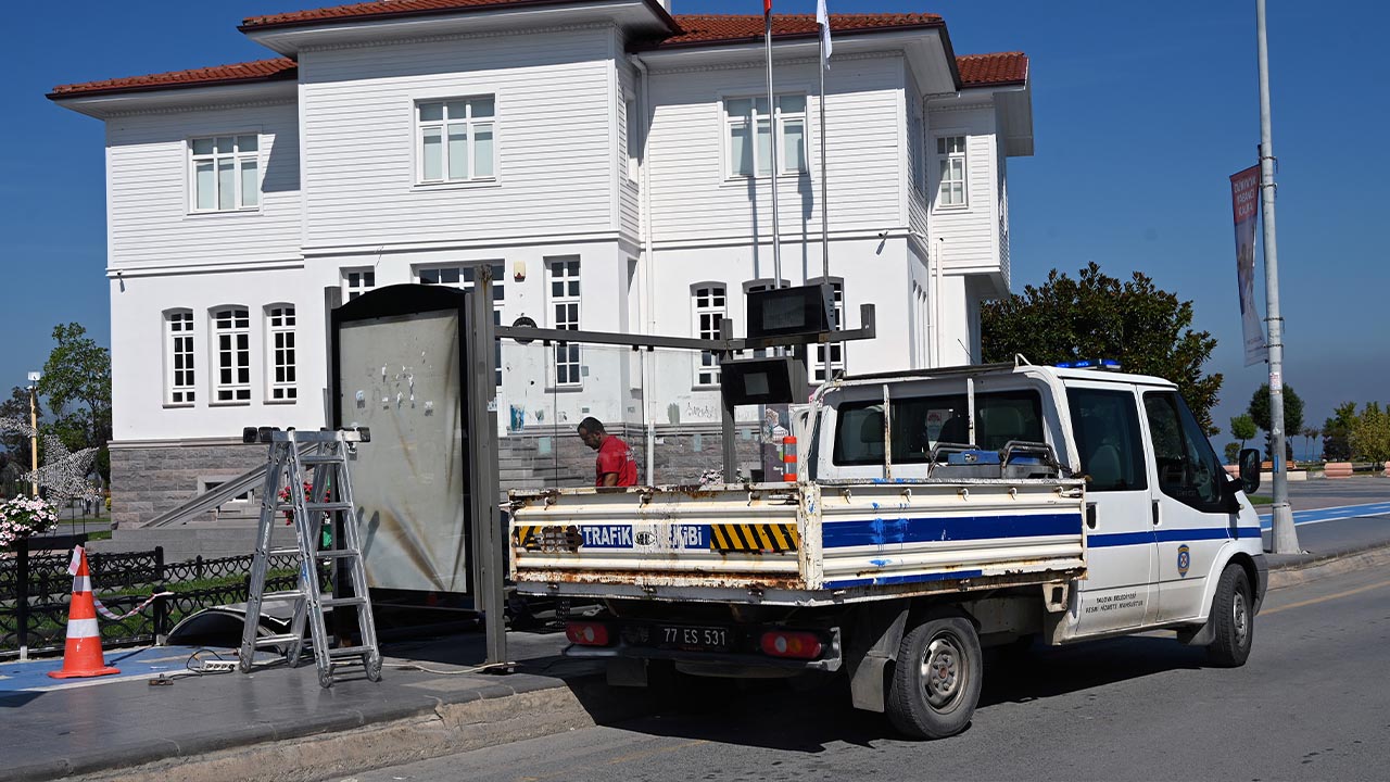 Yalova Belediye Ekipler Personel Durak Bakim Onarim Calisma (3)