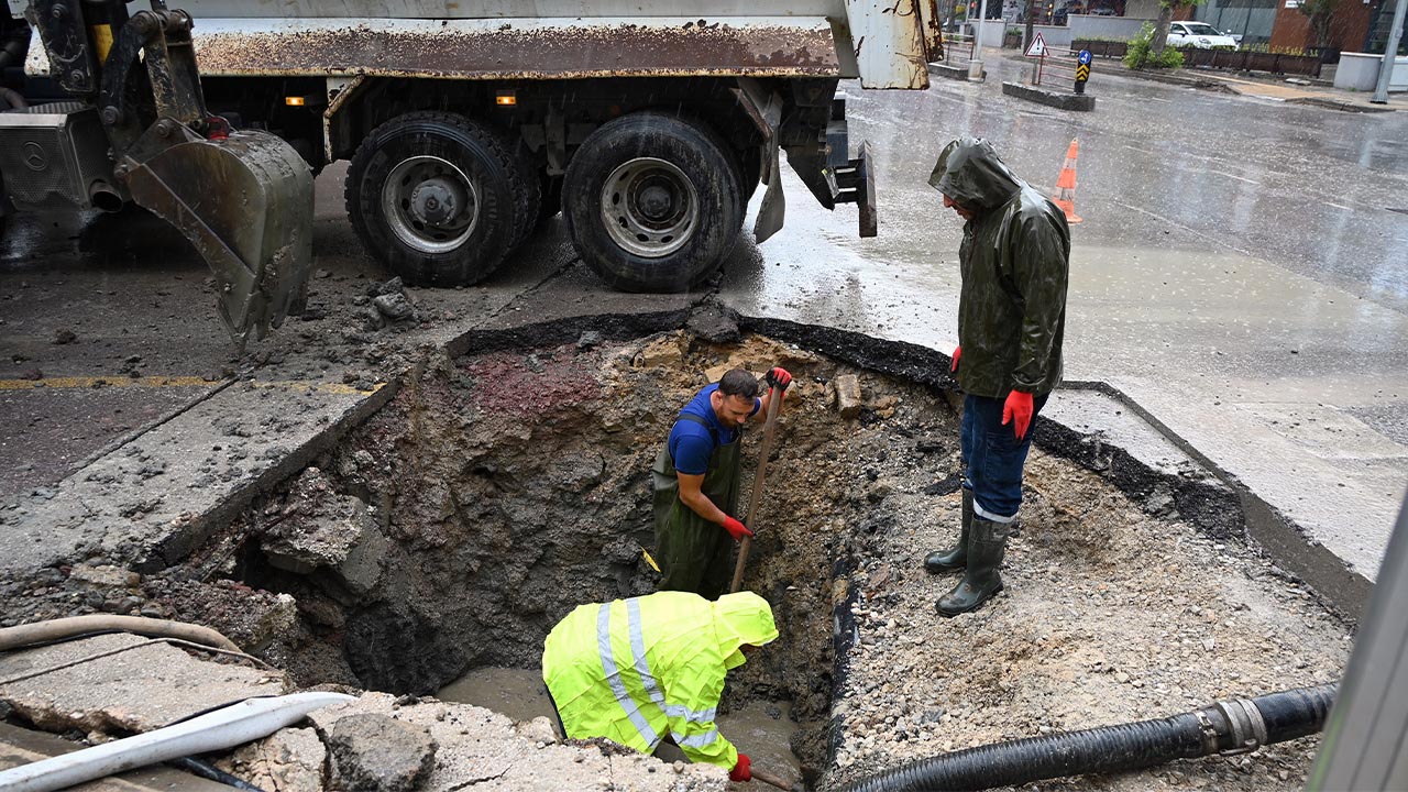 Yalova Belediye Ekipler Sehit Omer Faydali Cadde Marmara Cadde Su Patlagi (1)