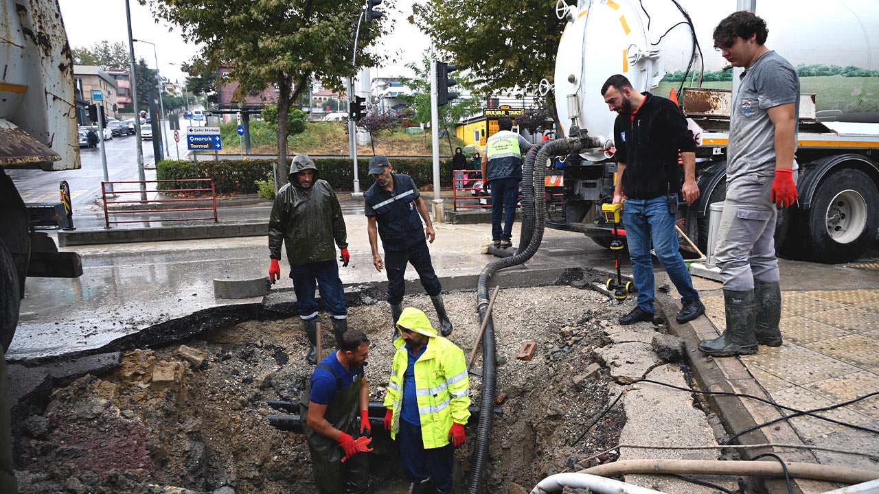 Yalova Belediye Ekipler Sehit Omer Faydali Cadde Marmara Cadde Su Patlagi (4)