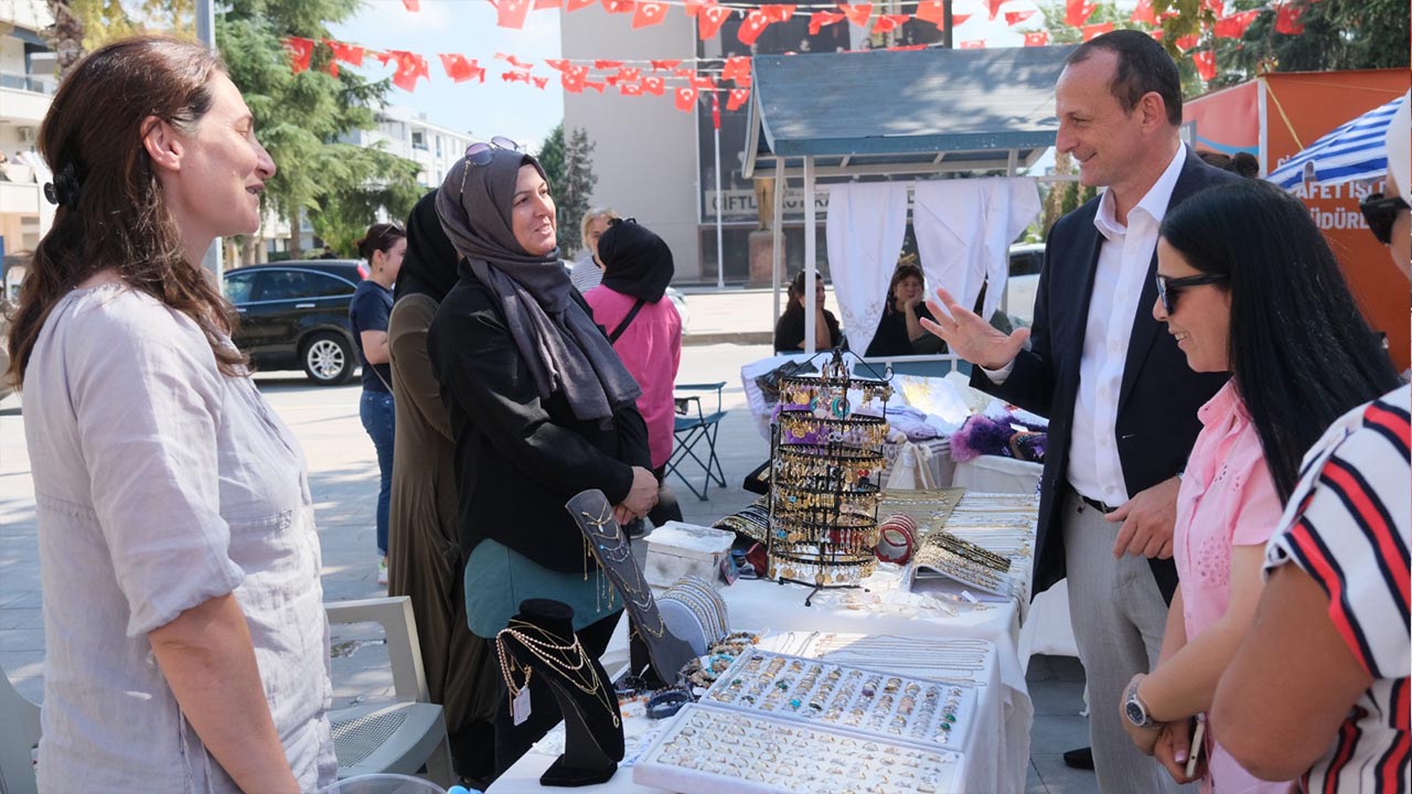 Yalova Ciftlikkoy Belediye Ciftlik Mahlle Mugtar Kadin El Emek Senlik (3)