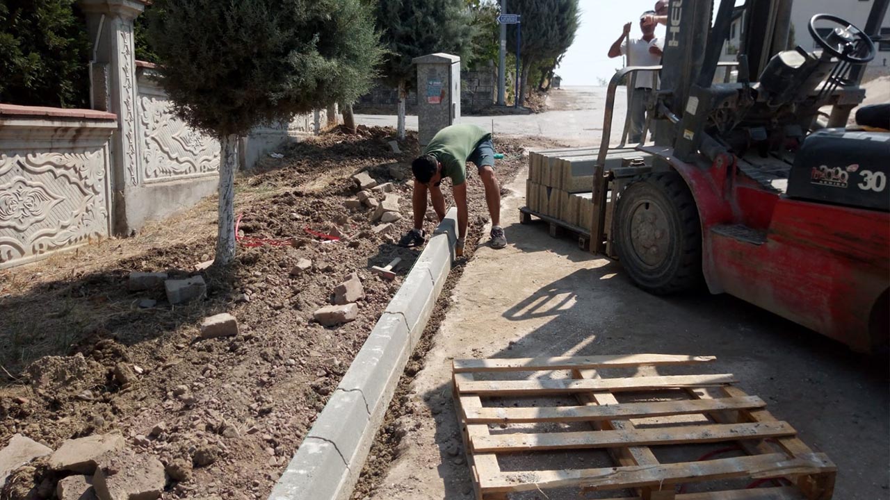 Yalova Ciftlikkoy Belediye Fen Isleri Personel Mehmet Akif Mahalle Kaldirim Calisma (4)