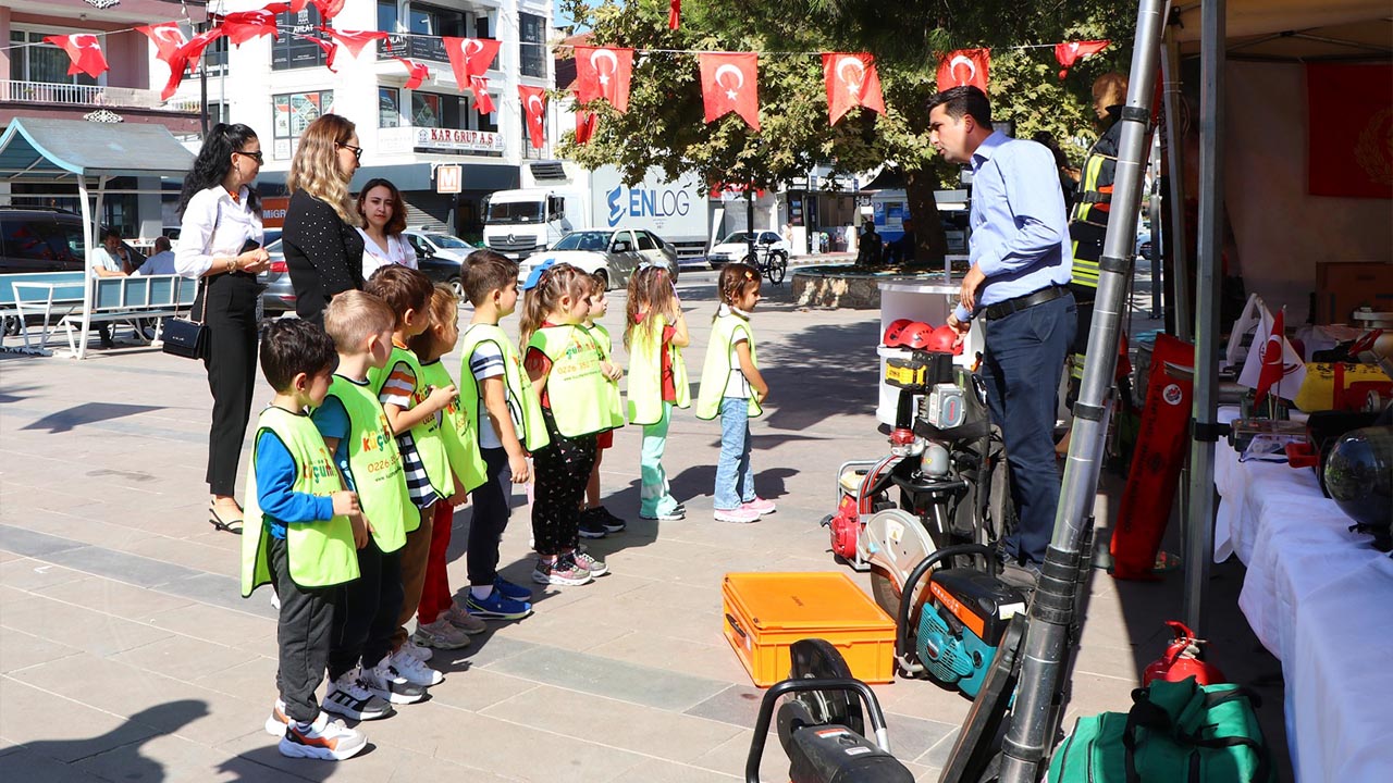 Yalova Ciftlikkoy Belediye Itfaiye Mudurluk Ogrenci Stant (3)