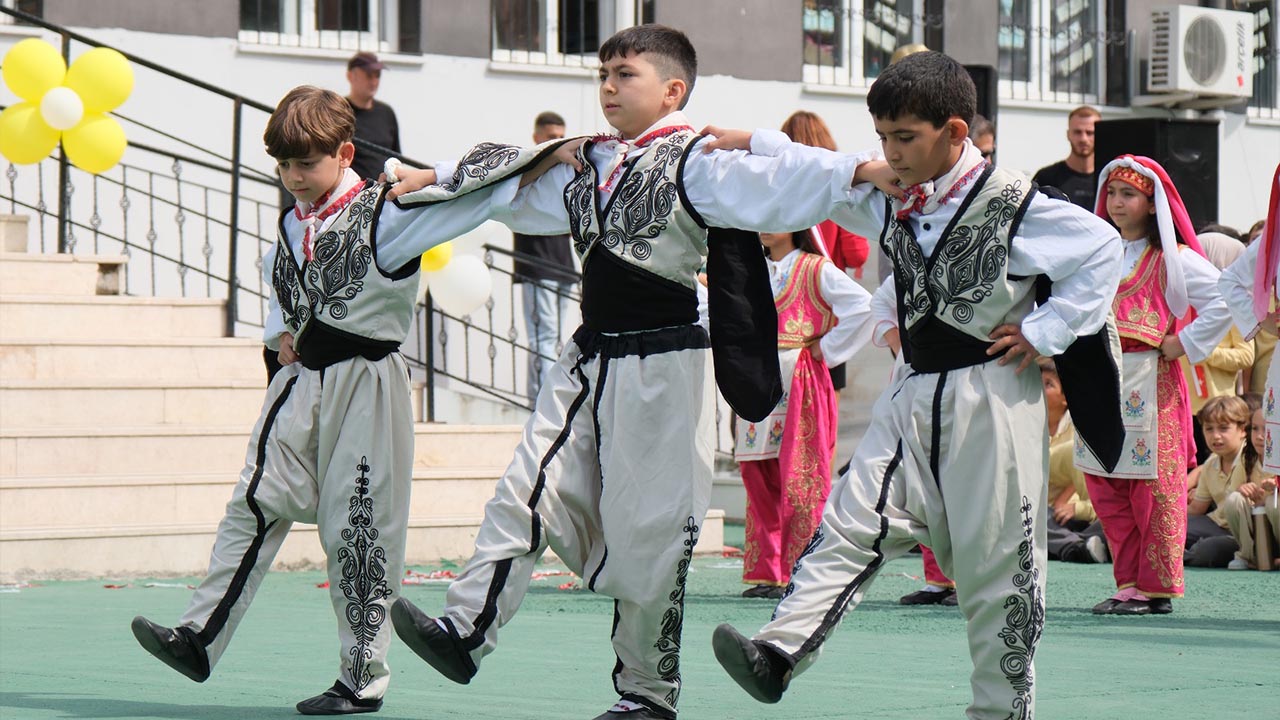 Yalova Ciftlikkoy Belediye Yeni Egitim Ogretim Yil Okul Ogrenci Gosteri (1)