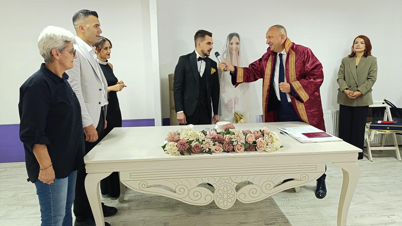 Yalova Cinarcik Belediye Baskan Nikah Toren Genc Cift (1)