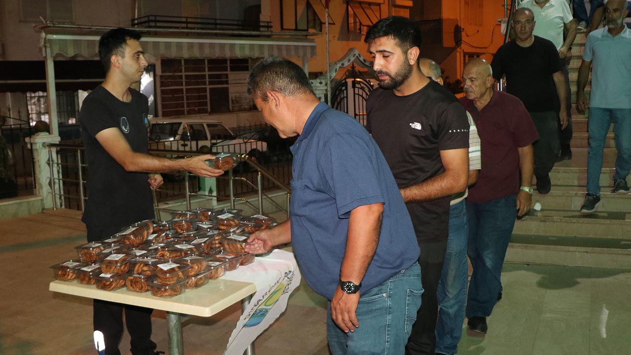 Yalova Cinarcik Belediye Mevlid Kandil Simit Dagitim Camii (2)