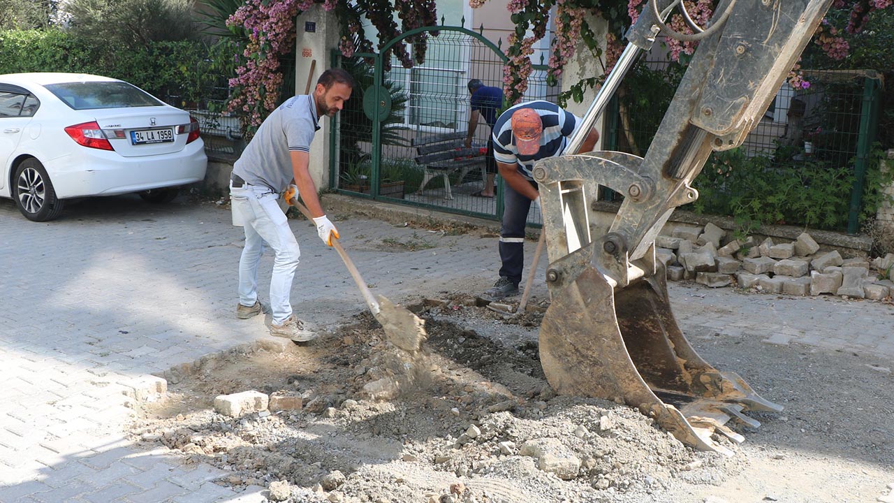 Yalova Cinarcik Belediye Personel Yol Aslfat Yama Parke Onarim Calisma (2)