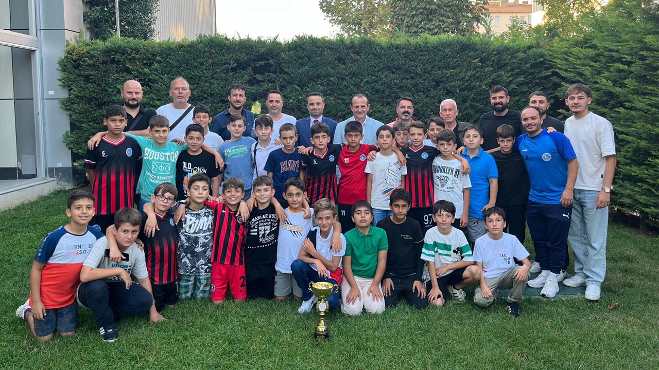 Yalova Ciftlikkoy Belediyespor Baskan U11 Sampiyon Takim Teknik Heyet Kutlama Yemel (2)