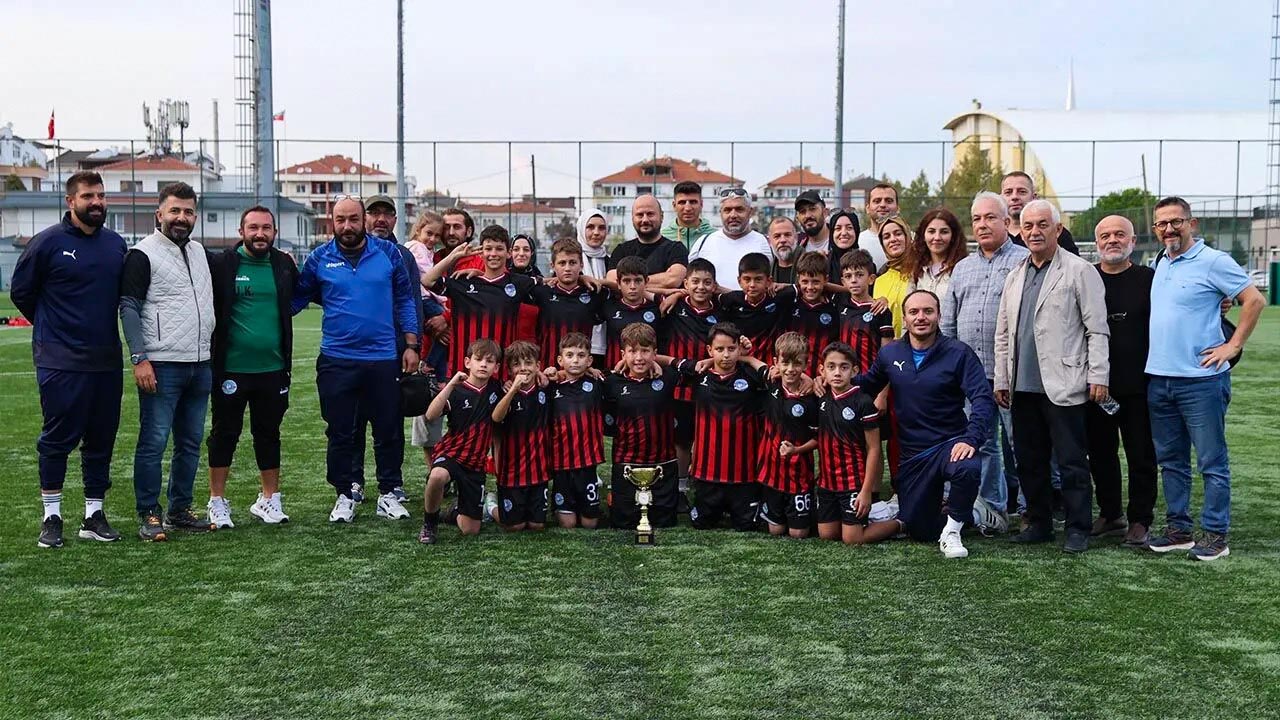 Yalova Ciftlikkoy Belediyespor Baskan U11 Sampiyon Takim Teknik Heyet Kutlama Yemel (5)