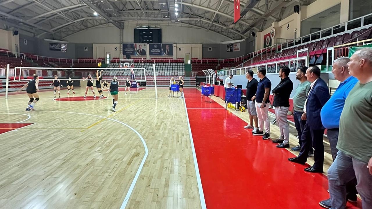 Yalova Ciftlikkoy Belediyespor Kadin Voleybol Takim Belediye Baskan Ziyaret Antrenman (1)