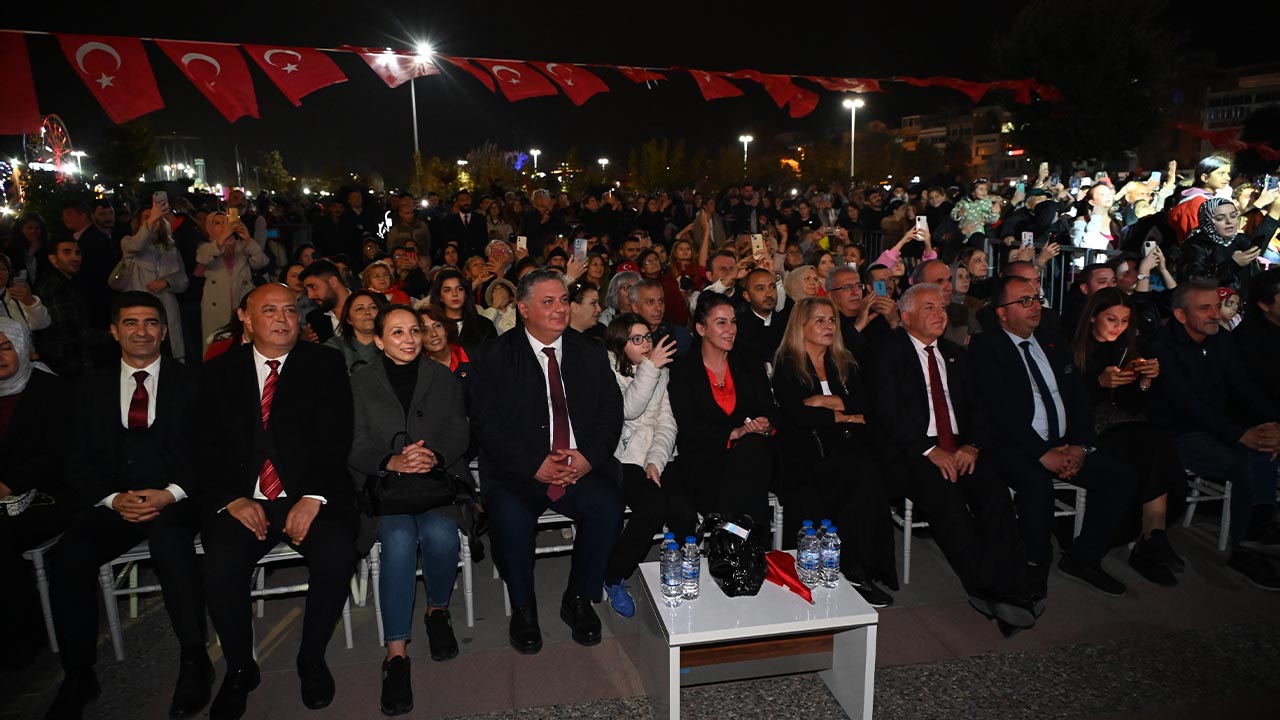 Yalova Belediye Cumhuriyet Bayram Ferhat Gocer Konser (1)-1