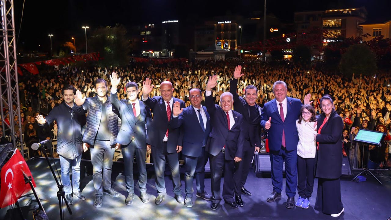 Yalova Belediye Cumhuriyet Bayram Ferhat Gocer Konser (3)