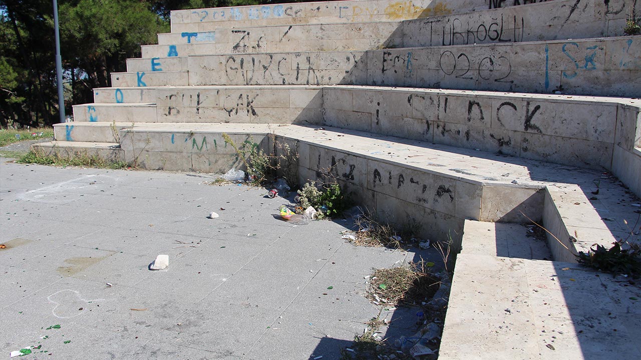 Yalova Camlik Park Bayraktepe Merkez Cop Terk Edile Bank Cardak Pislik Bakimsiz Haber Gazete (13)