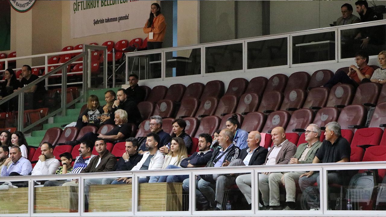 Yalova Bursa Nilufer Ciftlikky Belediyespor Kadin Voleybl Lig Galibiyet (1)