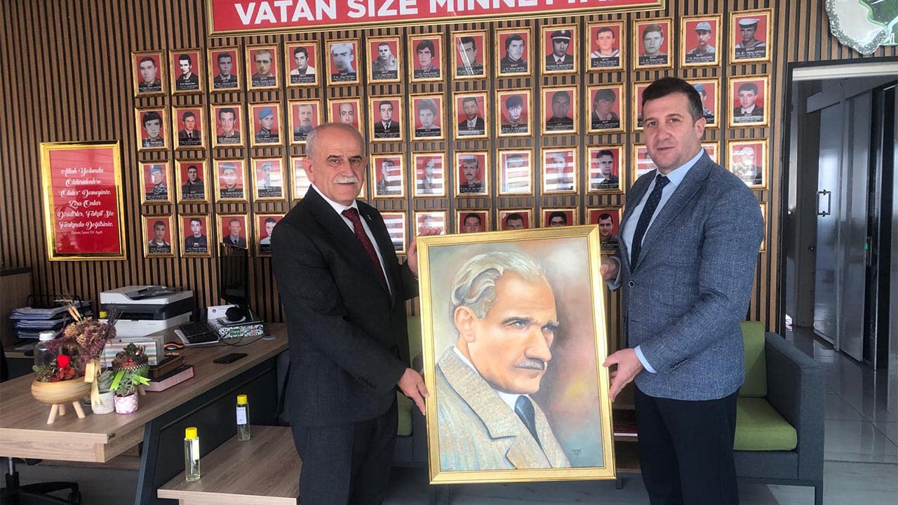 Yalova Aile Sosyal Hizmetler Mudur Sehit Sercan Yazar Baba Ataturk Portre Hediye (1)