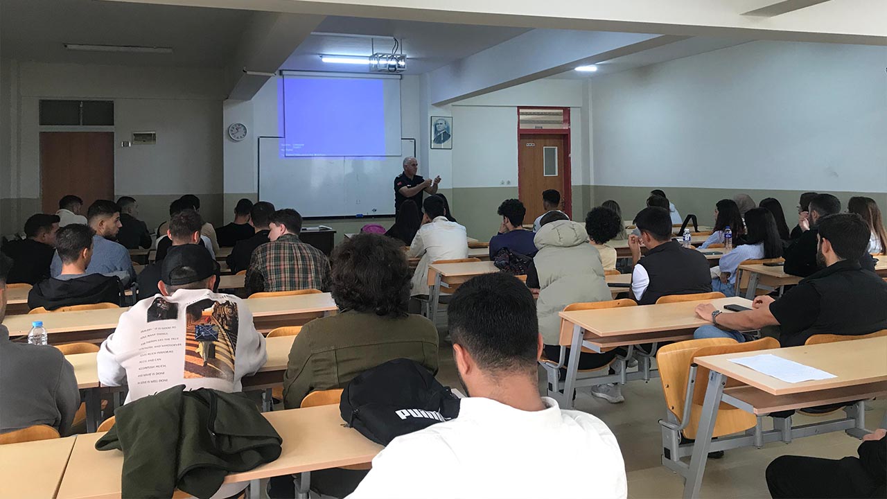 Yalova Belediye Itfaiye Personel Universite Meslek Yuksekokul Kariyer Gun Konferans (2)