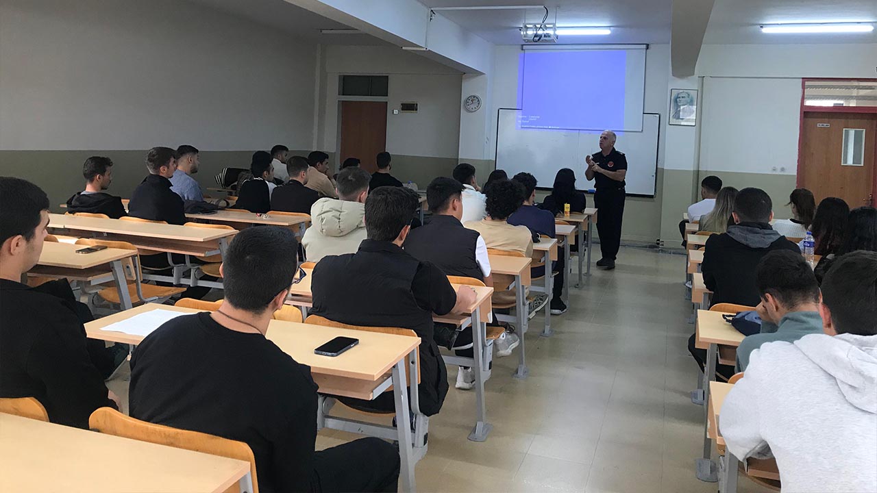 Yalova Belediye Itfaiye Personel Universite Meslek Yuksekokul Kariyer Gun Konferans (3)