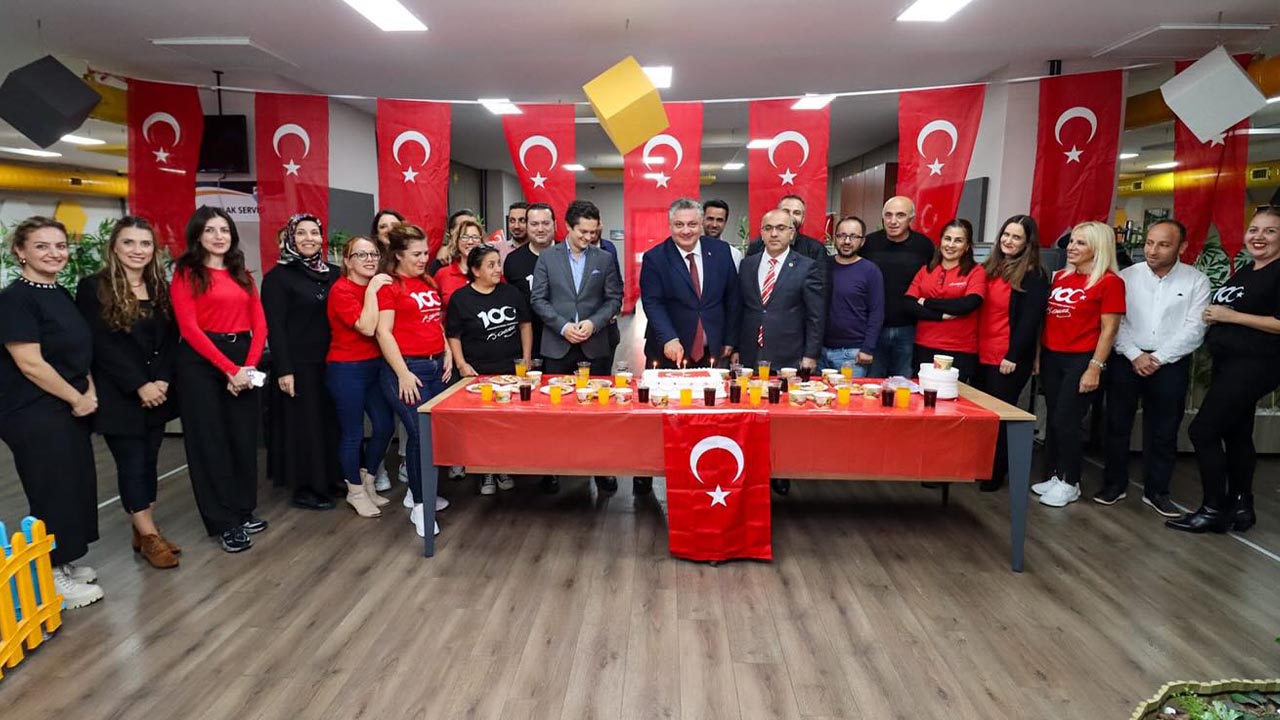 Yalova Belediyesi Gelirler Mudurluk Cumhuriyet Bayram Kutlama Pasta Kesim (2)