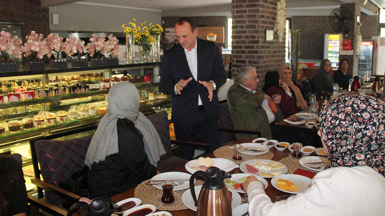 Yalova Ciftlikkoy Belediye Baskan Adil Yele Sehit Aile Kahvaltı (1)