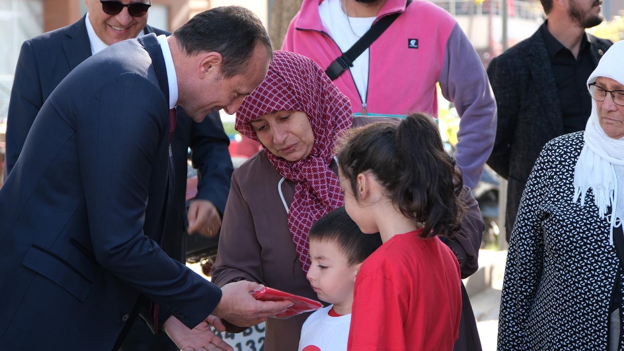 Yalova Ciftlikkoy Belediye Baskan Esnaf Ziyaret Turk Bayrak Hediye (2)