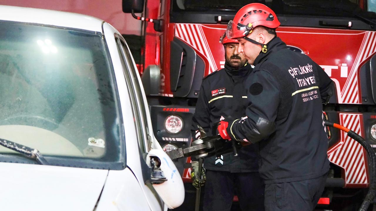 Yalova Ciftlikkoy Itfaiye Trafik Kaza Mudahale (4)