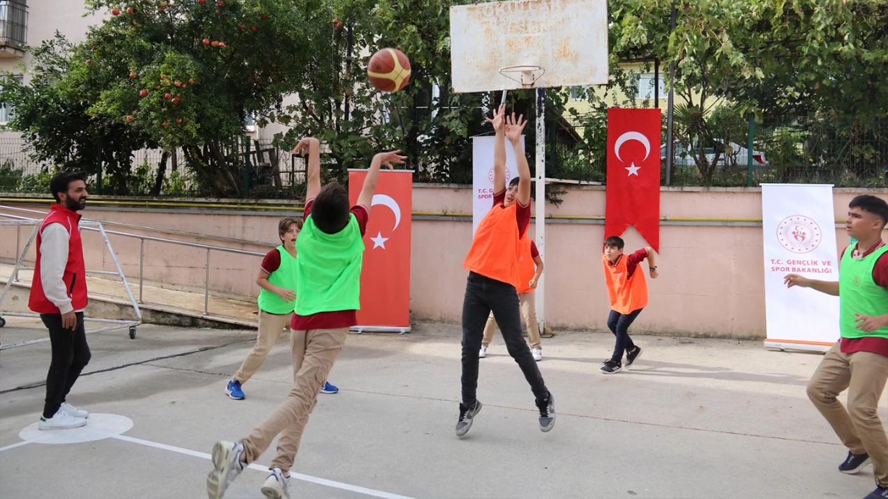 Yalova Genclik Merkez Gazoz Ikram Futbol Mac Genc (1)