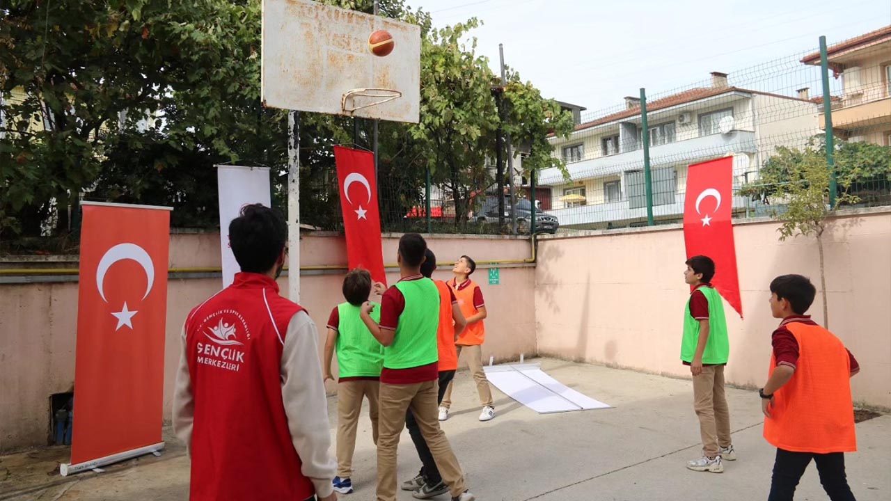 Yalova Genclik Merkez Gazoz Ikram Futbol Mac Genc (2)