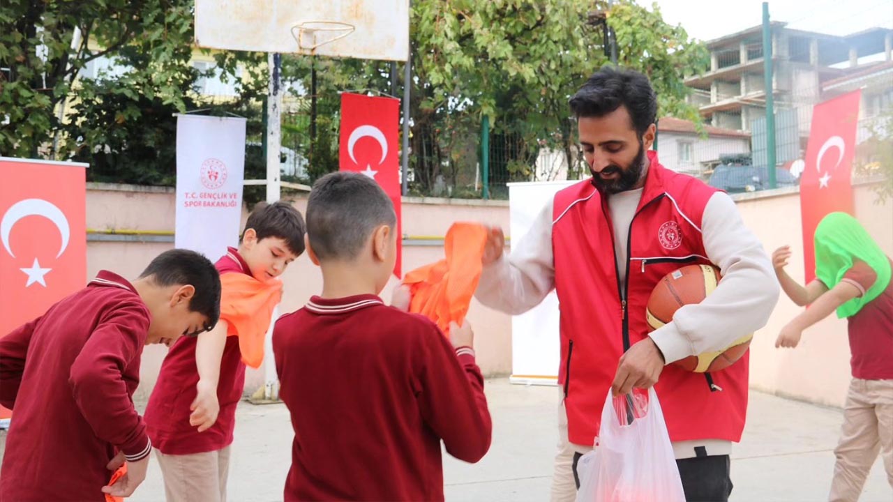 Yalova Genclik Merkez Gazoz Ikram Futbol Mac Genc (4)