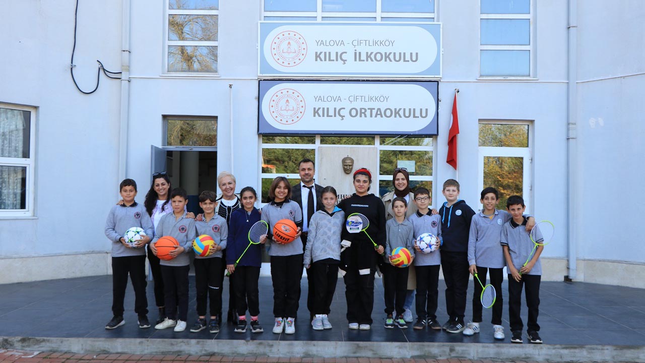 Yalova Ciftlikkoy Belediye Baskan Lise Ogrenci Spor Malzeme Hediye (3)