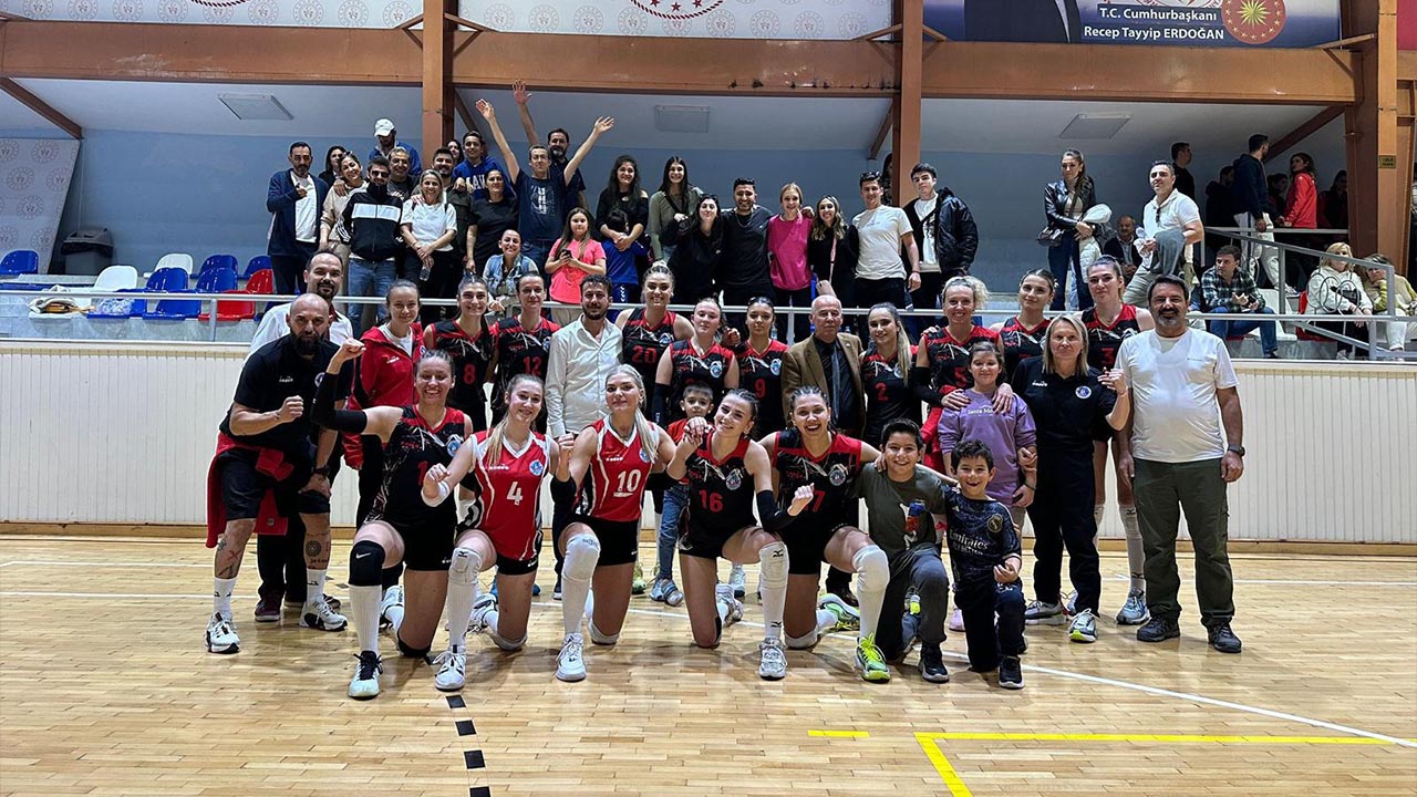 Yalova Ciftlikkoy Belediyespor Kadin Voleybol Takim Bursa Deplasman Galibiyet (1)