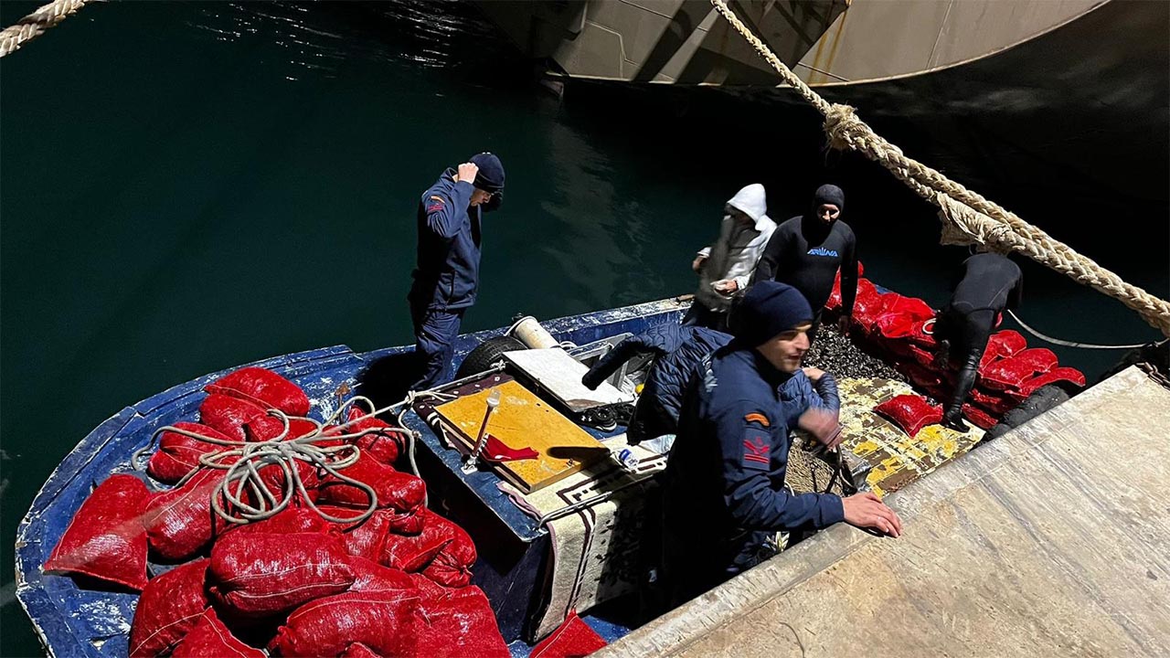 Yalova Altinova Tersane Bolge Marmara Sahil Guvenlik Yasadisi Midye Avcilik Para Ceza (1)