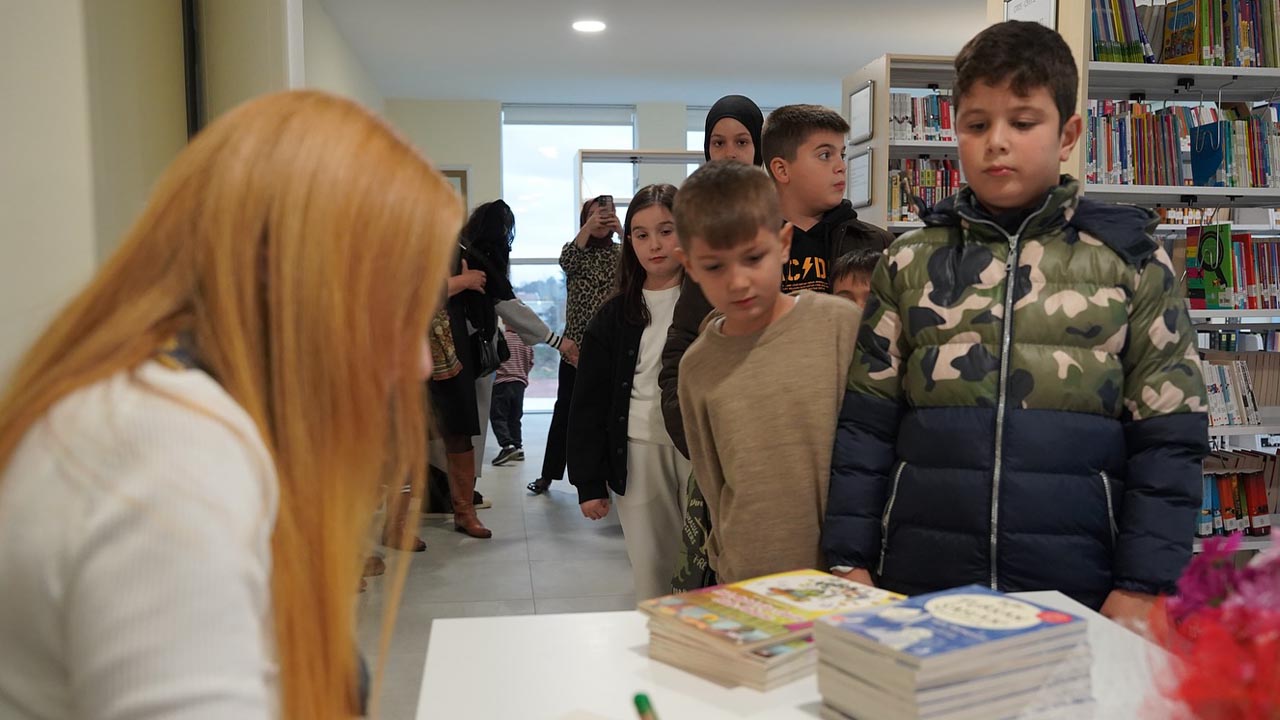 Yalova Kadikoy Belediye Baskan Cydd Cocuk Kitap Yazar Esra Karagülle Soylesi Bonsai Muze Ziyaret (7)