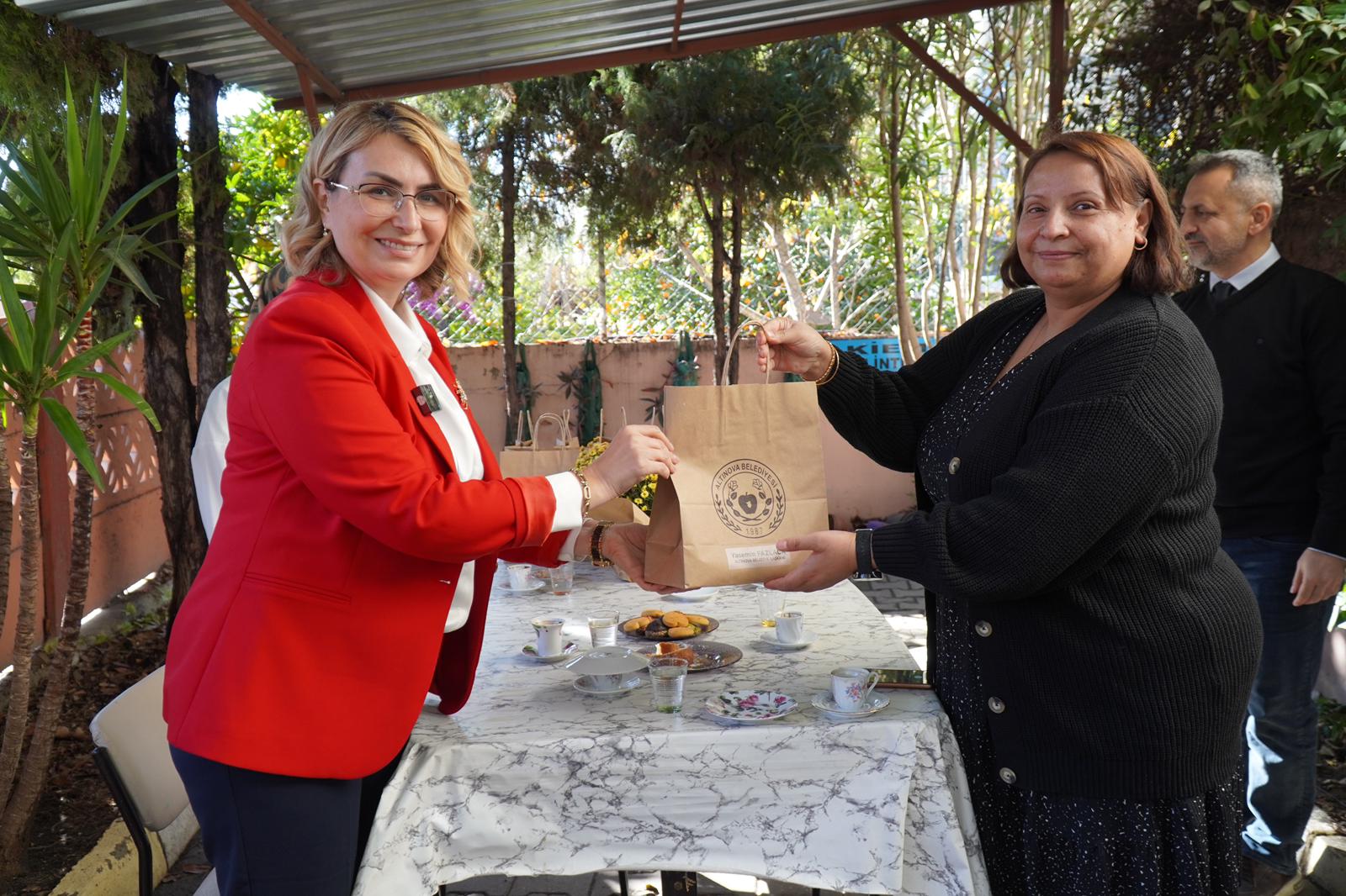 Yalova Altinova Belediye Baskan Ogretmenler Gun Kutlama Hediye Ziyaret (5)