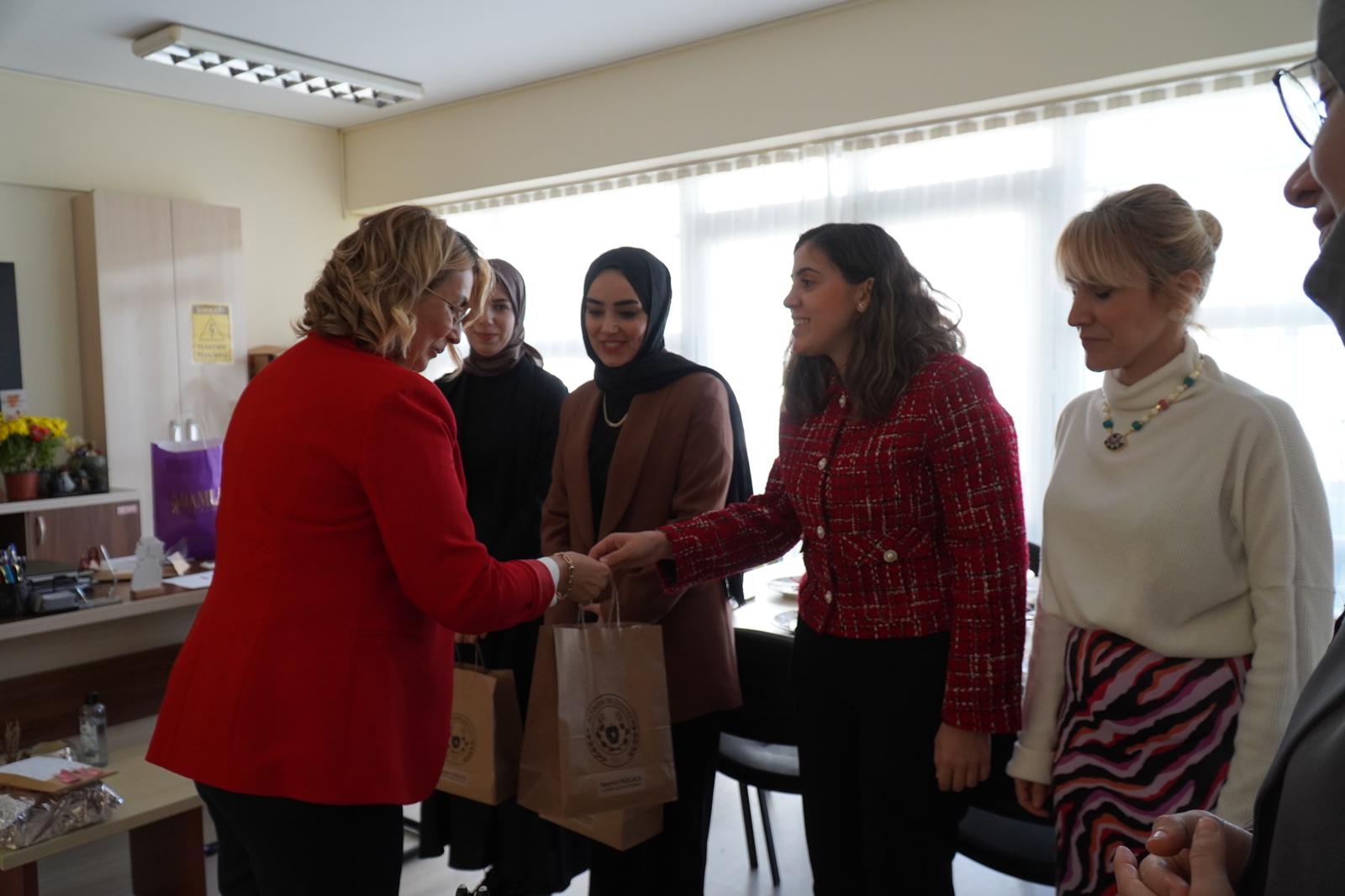 Yalova Altinova Belediye Baskan Ogretmenler Gun Kutlama Hediye Ziyaret (6)