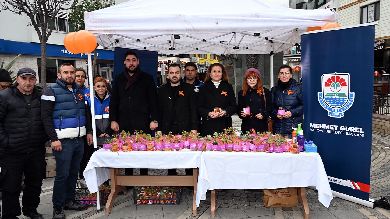 Yalova Belediye Kadina Yoneliks Ddet Cicek Dagitim Stant (4)