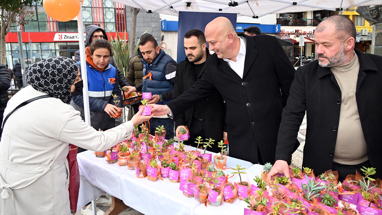 Yalova Belediye Kadina Yoneliks Ddet Cicek Dagitim Stant (5)