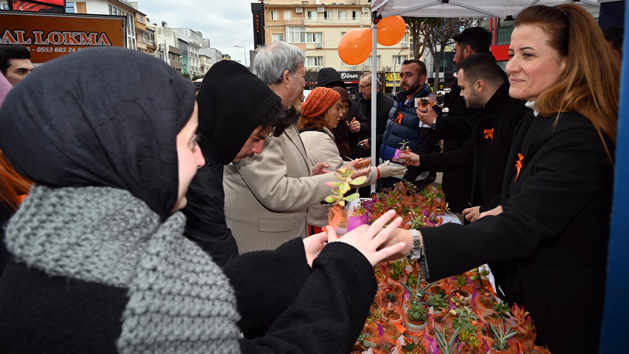 Yalova Belediye Kadina Yoneliks Ddet Cicek Dagitim Stant (6)