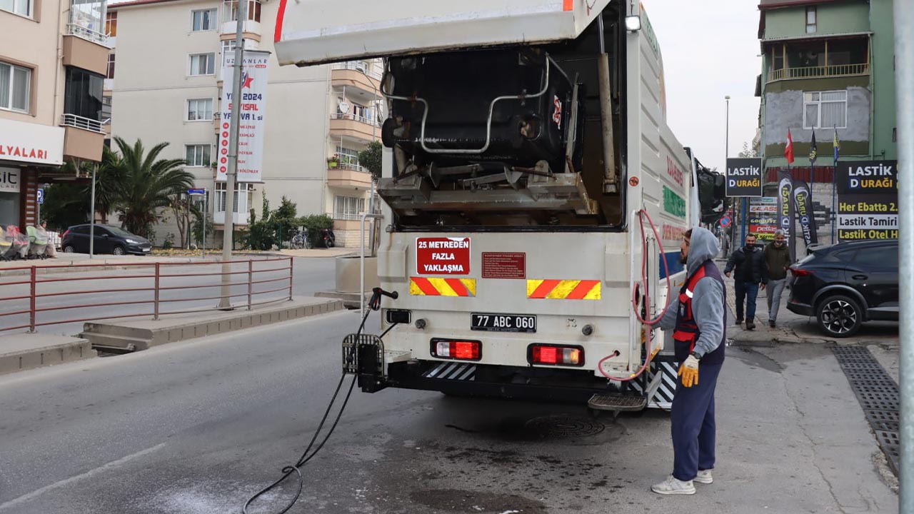 Yalova Belediye Sehit Omer Faydali Cop Konteyner Yikama (4)