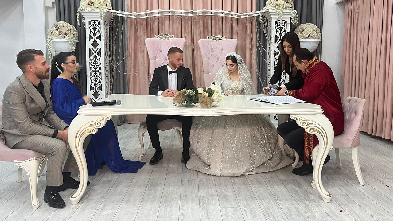 Yalova Ciftlikkoy Belediye Baskan Nikah Toren Genc Cift (1)