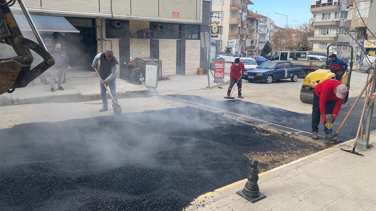 Yalova Cinarcik Belediye Baskan Personel Asfalt Calisma Devam Ediyor (6)