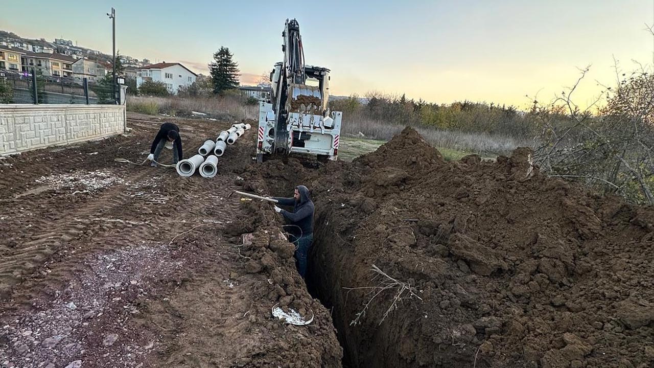 Yalova Kadikoy Belde Belediye Personel Sulamaa Kanal Temizlik Park Bahce Calisma (1)