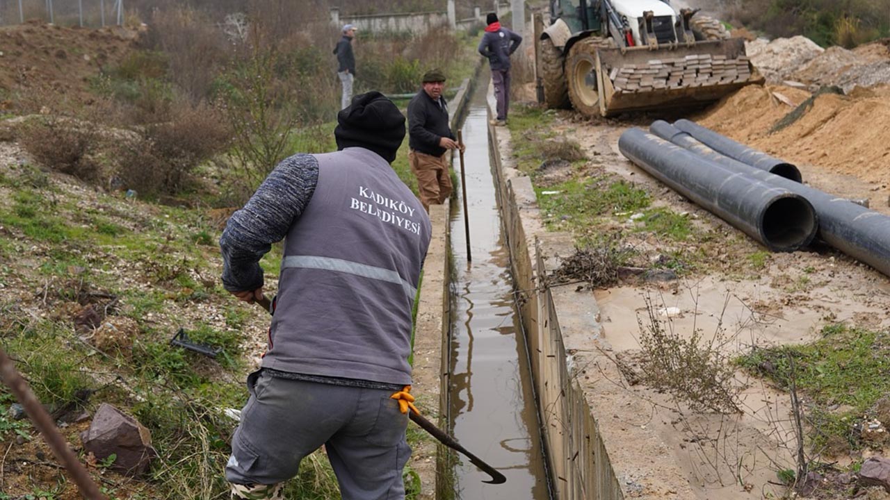 Yalova Kadikoy Belde Belediye Personel Sulamaa Kanal Temizlik Park Bahce Calisma (3)