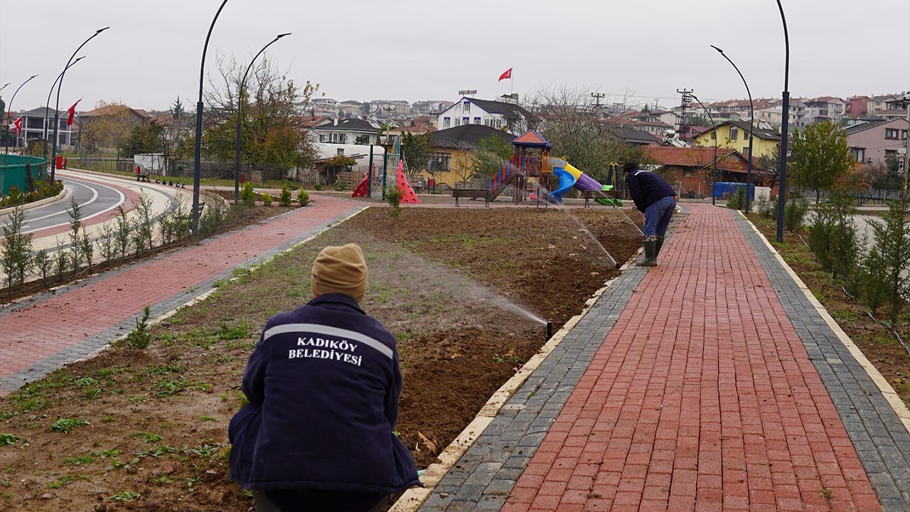 Yalova Kadikoy Belde Belediye Personel Sulamaa Kanal Temizlik Park Bahce Calisma (4)