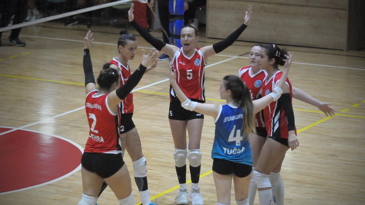 Yalova Ciftlikkoy Belediyespor Voleybol Galibiyet (2)