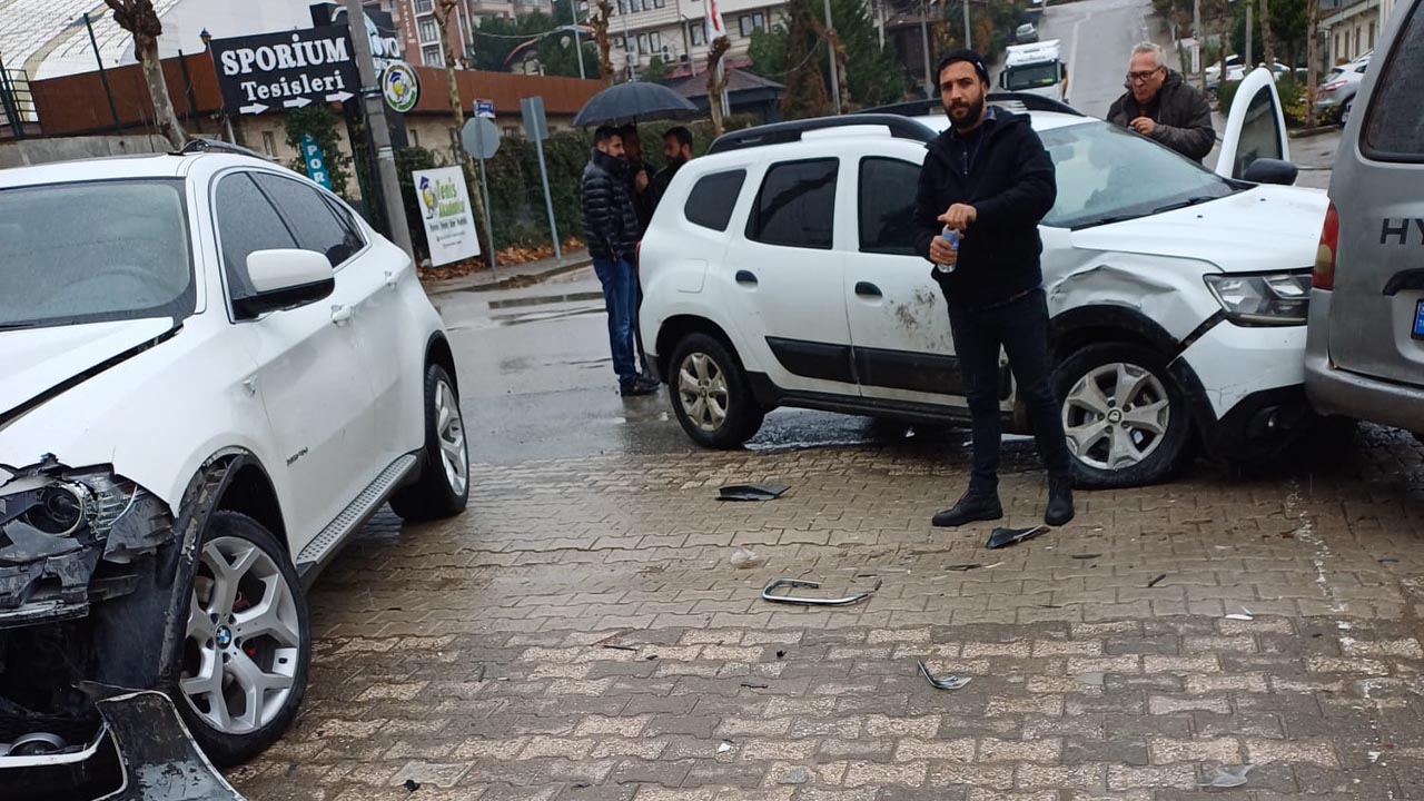 Yalova Adnan Menderes Nehir Sokak Sehit Yasar Kus Kavsak Trafik Kaza (2)