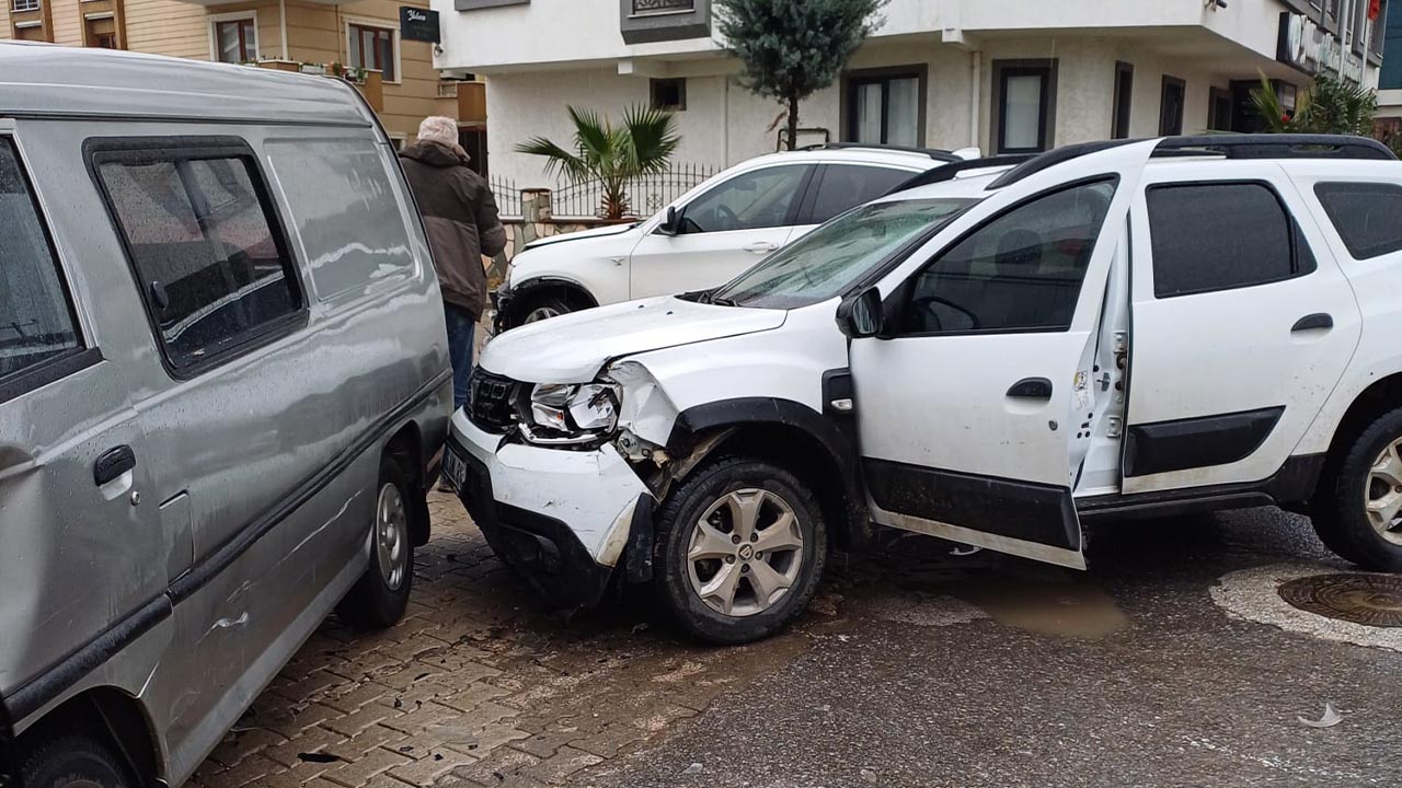 Yalova Adnan Menderes Nehir Sokak Sehit Yasar Kus Kavsak Trafik Kaza (5)