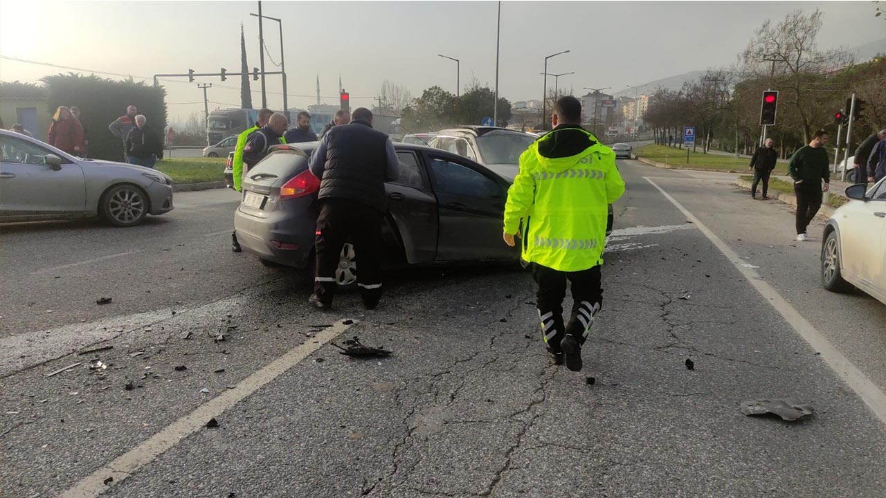 Yalova Bursa Orhangazi Kavsak Kadin Surucu Otomobil Kaza Iki Yarali(5)