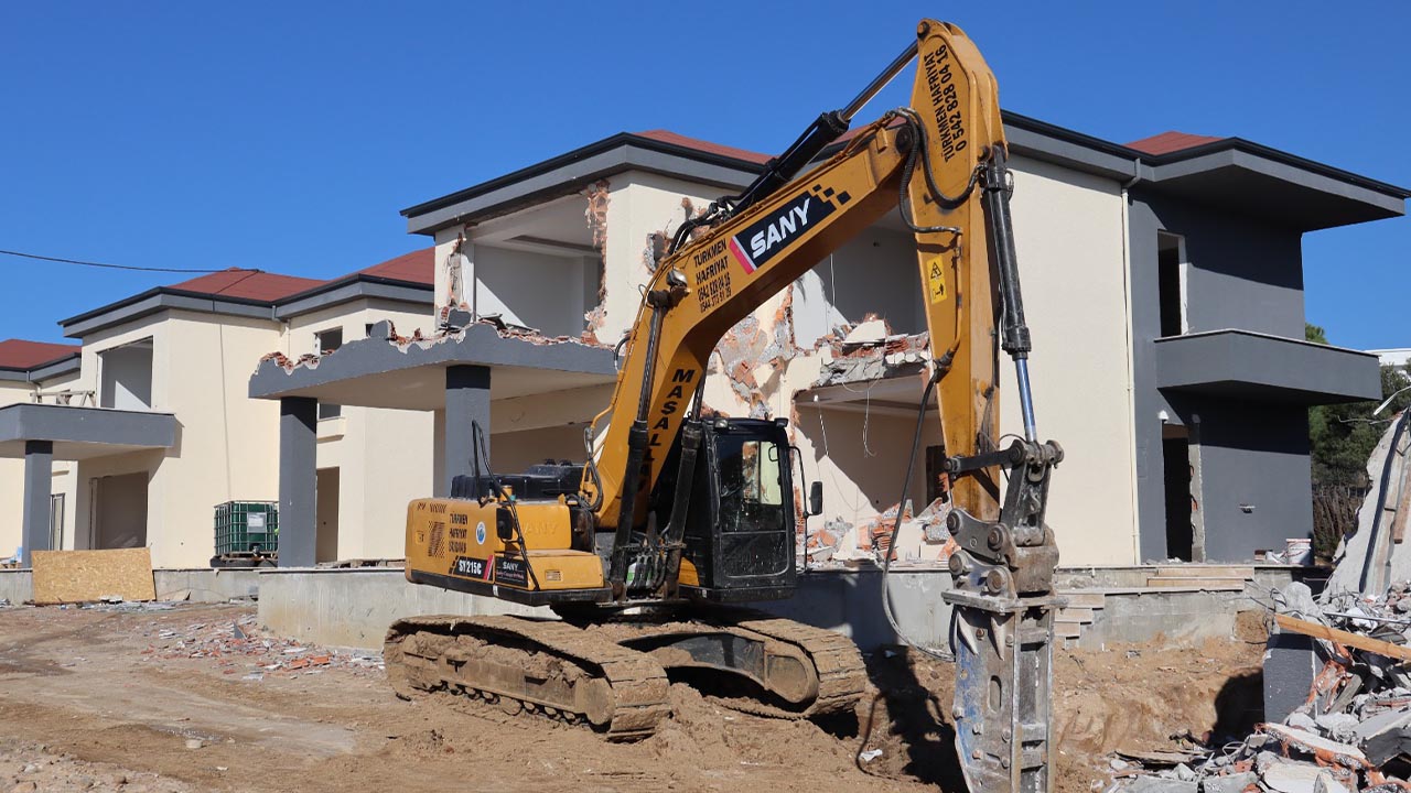 Yalova Gazete Haber Armutlu Fistikli Il Ozel Idare Villa Akcak Yapi Yikim Aile Tepki (6)